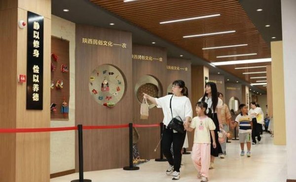 宝聚荣配资 小豌豆闯校园奇妙关，入学通知书藏惊喜，爸妈感动到想哭？