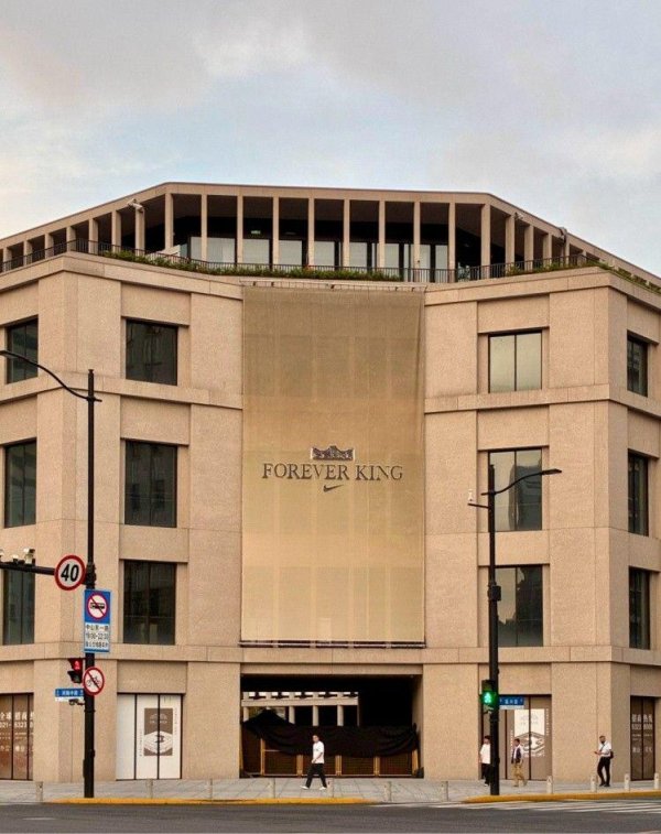 骆驼优配门店 剧透！詹姆斯中国行现场大揭秘，巨型logo霸气亮相