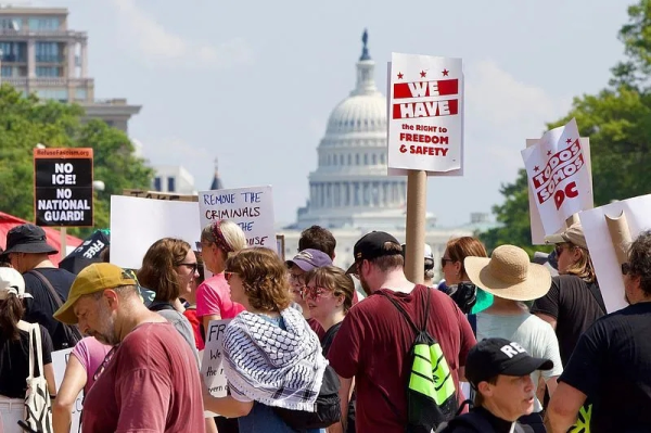 点点金 抗议特朗普“派兵”，华盛顿特区爆发大规模游行